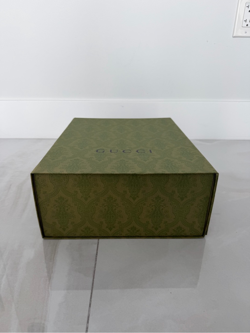 Gucci Large Green Magnetic Close Gift Box with Logo Ribbon - Picture 5 of 14